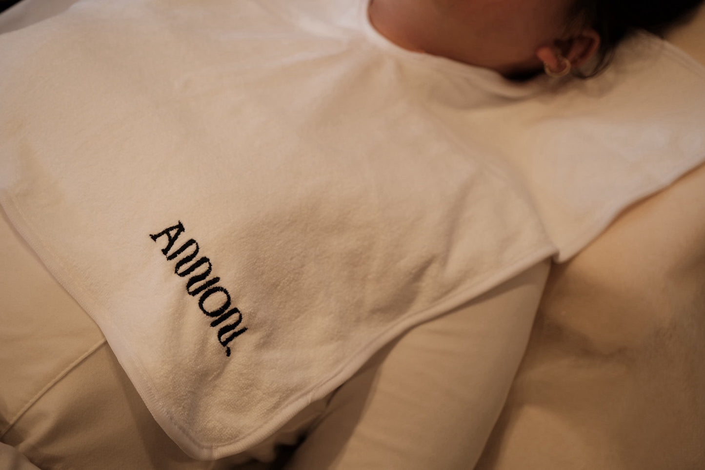 ANNON.ロゴ入り施術用胸元タオル